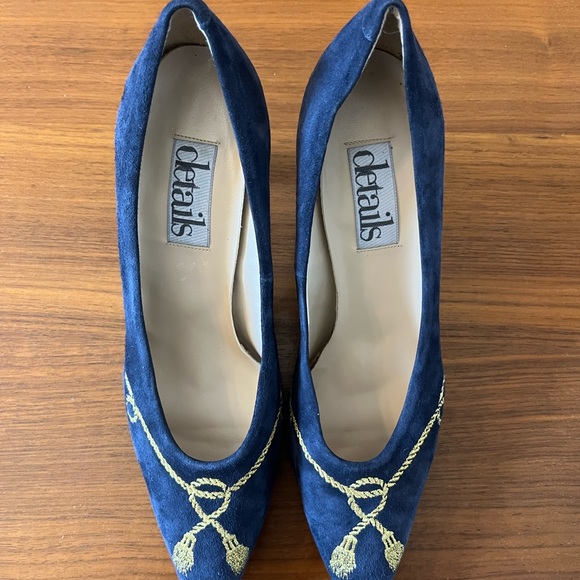 ✨ 80s VINTAGE Gold Tassel Navy Suede Pumps ✨ - Picture 4 of 5